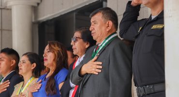 Entrega de reconocimiento a congresistas